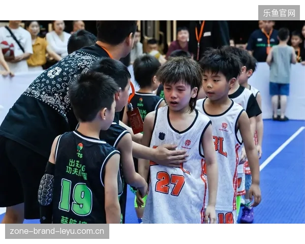 篮球少年压哨三分拯救全队，青春与梦想的碰撞